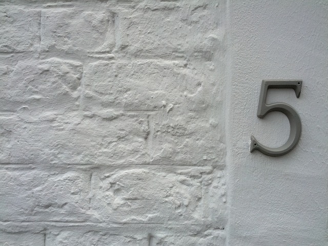 W Głogowie Małopolski straż miejska sprawdza tabliczki z numerami domów